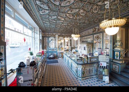 Dresden, Germania. Decimo Dec, 2015. Il salesroom a 'Pfunds Molkerei' latte shop - catalogato come monumento storico - di Dresda, in Germania, 10 dicembre 2015. Il latte negozio di attrazione è il 247 metri quadri di piastrelle dipinte a mano da Villeroy & Boch. Foto: SEBASTIAN KAHNERT/dpa/Alamy Live News Foto Stock