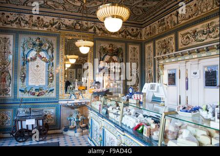 Dresden, Germania. Decimo Dec, 2015. Il salesroom a 'Pfunds Molkerei' latte shop - catalogato come monumento storico - di Dresda, in Germania, 10 dicembre 2015. Il latte negozio di attrazione è il 247 metri quadri di piastrelle dipinte a mano da Villeroy & Boch. Foto: SEBASTIAN KAHNERT/dpa/Alamy Live News Foto Stock