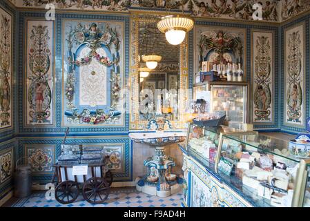 Dresden, Germania. Decimo Dec, 2015. Un camion in salesroom a 'Pfunds Molkerei' latte shop - catalogato come monumento storico - di Dresda, in Germania, 10 dicembre 2015. Il latte negozio di attrazione è il 247 metri quadri di piastrelle dipinte a mano da Villeroy & Boch. Foto: SEBASTIAN KAHNERT/dpa/Alamy Live News Foto Stock