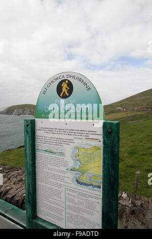 Segno a piedi per il modo di Dingle vicino a Dunquin sulla penisola di Dingle, Co. Kerry, Irlanda. Foto Stock