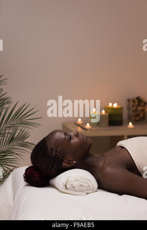 Spa donna africana nel Salone di bellezza rilassante Foto Stock