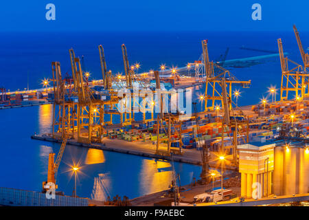 Sea cargo porto di notte a Barcellona, Spagna. Foto Stock