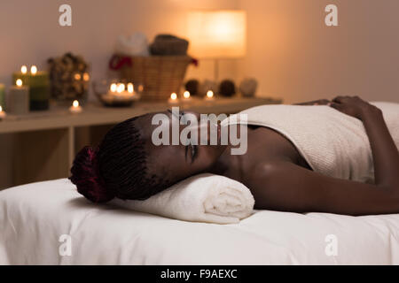 Spa donna africana nel Salone di bellezza rilassante Foto Stock