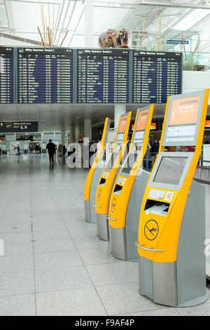 L'aeroporto di Francoforte, Lufthansa apparecchi di check-in self-service, Francoforte, Germania Foto Stock