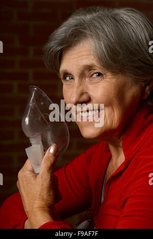 I vecchi malati donna con inalatore Foto Stock