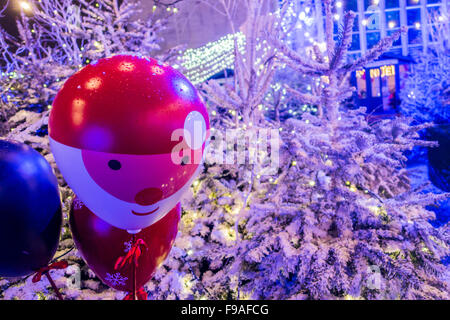 Lunar Lookout - inverno terrazza sul tetto con la neve, Santa e gli alberi di Natale - , John Lewis, Oxford Street, Londra, 2015. Foto Stock