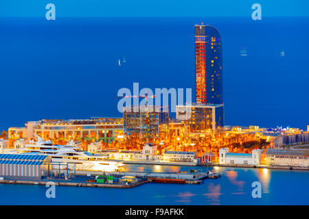 Vista aerea Barcelona di notte, la Catalogna, Spagna Foto Stock