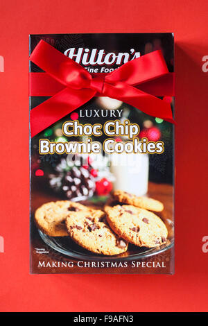 Scatola di Hilton's cibo raffinato lusso Chip Choc Brownie Cookies isolato su sfondo rosso Foto Stock