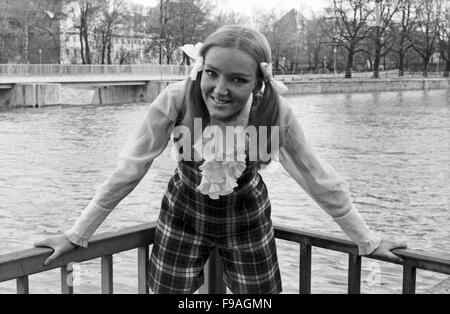 Mit dem Fotomodell Marina unterwegs in München, Deutschland 1960er Jahre. Con il modello Foto Marina sul tour attraverso la città di Monaco di Baviera, Germania 1960s. 24x36swNeg142 Foto Stock