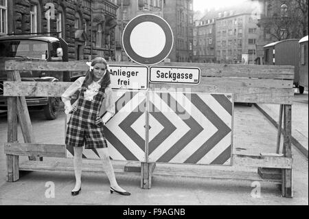 Mit dem Fotomodell Marina unterwegs in München, Deutschland 1960er Jahre. Con il modello Foto Marina sul tour attraverso la città di Monaco di Baviera, Germania 1960s. 24x36swNeg142 Foto Stock