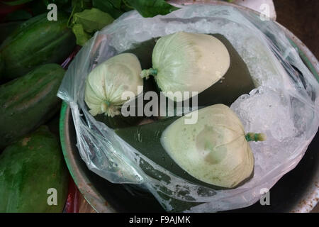 Gotu kola o centella succo per vendita in sacchi su una fase di stallo in una Bangkok bagnato mercato alimentare, Thailandia Foto Stock