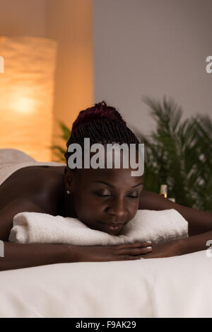 Spa donna africana nel Salone di bellezza rilassante Foto Stock