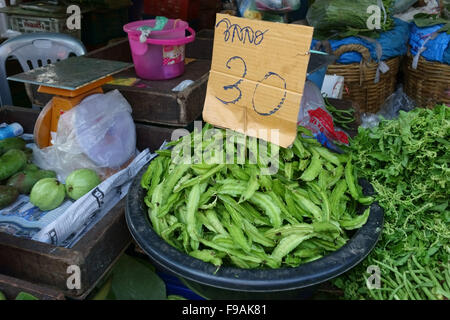 Fagioli alato per la vendita in un umido di Bangkok mercato alimentare, Thailandia, Febbraio Foto Stock