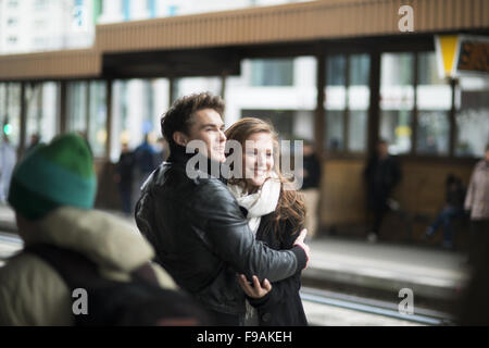 Hapy giovane è avente la data per la strada della città Foto Stock