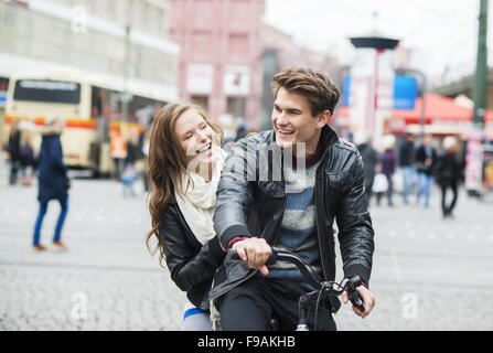 Hapy giovane è avente la data per la strada della città Foto Stock