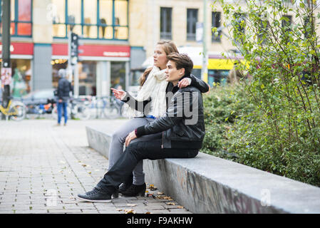 Hapy giovane è avente la data per la strada della città Foto Stock