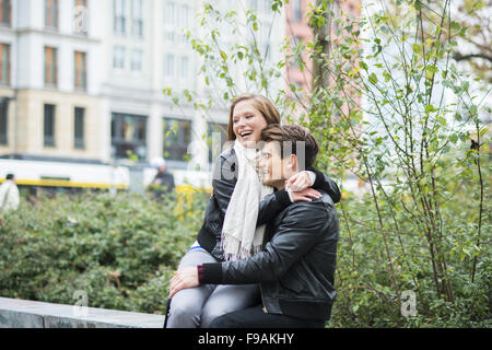 Hapy giovane è avente la data per la strada della città Foto Stock