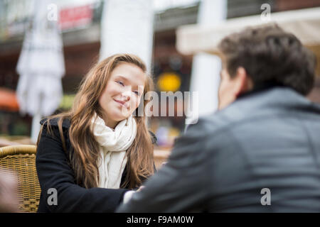 Hapy giovane è avente la data per la strada della città Foto Stock