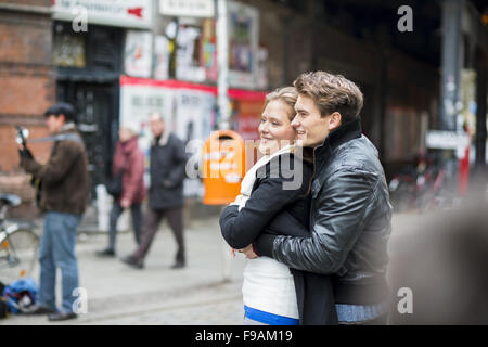 Hapy giovane è avente la data per la strada della città Foto Stock