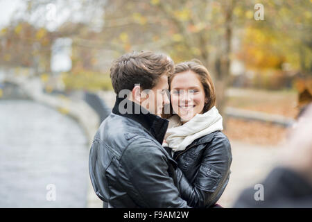 Hapy giovane è avente la data per la strada della città Foto Stock