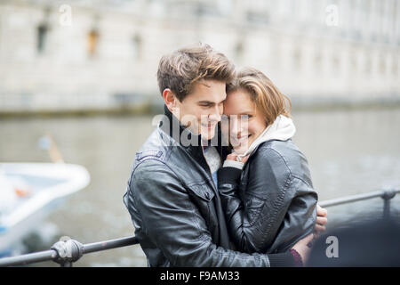 Hapy giovane è avente la data per la strada della città Foto Stock