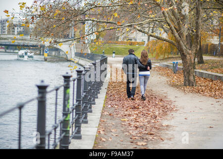 Hapy giovane è avente la data per la strada della città Foto Stock