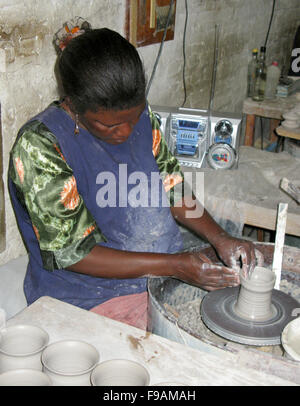 Potter a Dedza Pottery Malawi Foto Stock