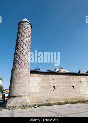 Yakutiye Medrese - il museo di etnografia e turchi e di arte islamica. Erzurum, Anatolia Orientale, Turchia. Foto Stock