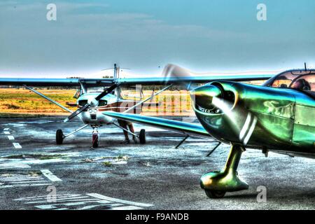 CAP 10 fermata dell'aereo sull'hangar, rimuovere prima del volo Foto Stock