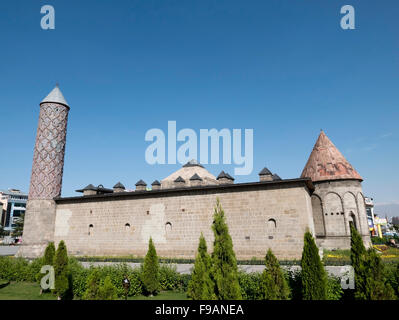 Yakutiye Medrese - il museo di etnografia e turchi e di arte islamica. Erzurum, Anatolia Orientale, Turchia. Foto Stock