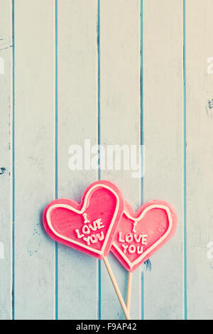 Lecca Lecca Cuore sagomata su sfondo di legno Foto Stock