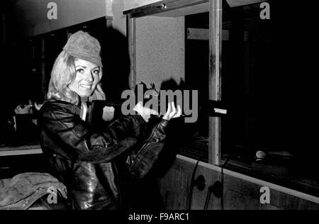 Deutsche Schauspielerin Ini Assmann auf dem Schießstand, Deutschland 1960er Jahre. Attrice tedesca Ini Assmann ad una gamma di pistola, Germania 1960s. 24x36swNeg255 Foto Stock