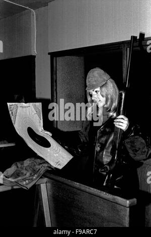 Deutsche Schauspielerin Ini Assmann auf dem Schießstand, Deutschland 1960er Jahre. Attrice tedesca Ini Assmann ad una gamma di pistola, Germania 1960s. 24x36swNeg255 Foto Stock