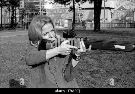 Deutsche Schauspielerin Ini Assmann auf dem Schießstand, Deutschland 1960er Jahre. Attrice tedesca Ini Assmann ad una gamma di pistola, Germania 1960s. 24x36swNeg255 Foto Stock