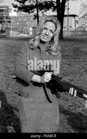 Deutsche Schauspielerin Ini Assmann auf dem Schießstand, Deutschland 1960er Jahre. Attrice tedesca Ini Assmann ad una gamma di pistola, Germania 1960s. 24x36swNeg255 Foto Stock