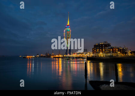 La Spinnaker Tower illuminata di notte nel porto di Portsmouth Regno Unito Foto Stock