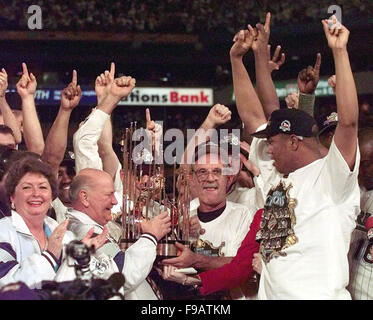 Miami, FL. 26 ott 1907. Florida, Stati Uniti d'America - Stati Uniti - marlins26ii 10/26/97 Personale foto di Robert Mayer World Series Game 7 Florida Marlins vs Cleveland Indians al Pro Player Stadium. Marlins Manager Jim Leyland con proprietario Wayne Huizenga (sp) e sua moglie con il world trophy serie © Sun-Sentinel/ZUMA filo/Alamy Live News Foto Stock