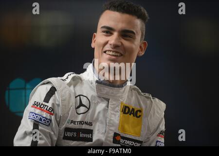 Stuttgart, Germania. 12 Dic, 2015. Pascal Wehrlein, vincitore assoluto della Deutsche Tourenwagen Masters (DTM), al Mercedes-Benz Stelle & auto manifestazione presso la Mercedes-Benz Arena a Stoccarda, Germania, 12 dicembre 2015. Foto: DENIZ CALAGAN/dpa/Alamy Live News Foto Stock