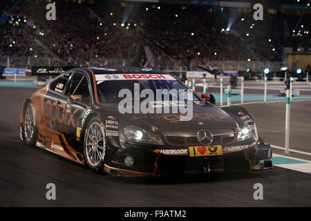 Stuttgart, Germania. 12 Dic, 2015. Pascal Wehrlein, vincitore assoluto della Deutsche Tourenwagen Masters (DTM), nel suo DTM racing car al Mercedes-Benz Stelle & auto manifestazione presso la Mercedes-Benz Arena a Stoccarda, Germania, 12 dicembre 2015. Foto: DENIZ CALAGAN/dpa/Alamy Live News Foto Stock