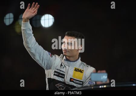 Stuttgart, Germania. 12 Dic, 2015. Pascal Wehrlein, vincitore assoluto della Deutsche Tourenwagen Masters (DTM), al Mercedes-Benz Stelle & auto manifestazione presso la Mercedes-Benz Arena a Stoccarda, Germania, 12 dicembre 2015. Foto: DENIZ CALAGAN/dpa/Alamy Live News Foto Stock