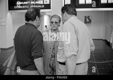 Deutsche Sängerin und Schauspielerin Heidi Brühl bei der Ankunft am Flughafen München Riem, Deutschland 1960er Jahre. Il tedesco cantante e attrice Heidi Bruehl arriviing a Monaco Riem aeroporto, Germania 1960s. 24x36swNeg301 Foto Stock