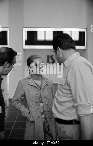 Deutsche Sängerin und Schauspielerin Heidi Brühl bei der Ankunft am Flughafen München Riem, Deutschland 1960er Jahre. Il tedesco cantante e attrice Heidi Bruehl arriviing a Monaco Riem aeroporto, Germania 1960s. 24x36swNeg301 Foto Stock