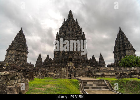 Il 9° secolo tempio indù composto Candi Prambanan nel centro di Giava, in Indonesia, in Asia Foto Stock