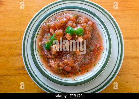 Salsa fresca o Pico de Gallo tappato con un hot salsa verde Foto Stock