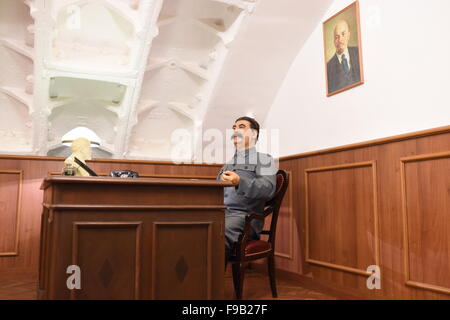 Mosca. 15 Dic, 2015. Foto scattata a Dic. 15, 2015 mostra un modello di Joseph Stalin seduto nell'armadio all'interno del contro-nucleare museo sotterraneo, rifugio "Bunker-42', a Mosca, in Russia. Un vero e proprio contatore della metropolitana-rifugio nucleare per un alto militare sovietico il comando è stato rifatto in un museo della guerra fredda. Il contatore della metropolitana-rifugio nucleare è stata progettata con la capacità di fornire un mese di indipendenti e isolati per la vita dei rifugiati, con un controllo completo su URSS " forze armate, comprese armi nucleari. © Evgeny Sinitsyn/Xinhua/Alamy Live News Foto Stock