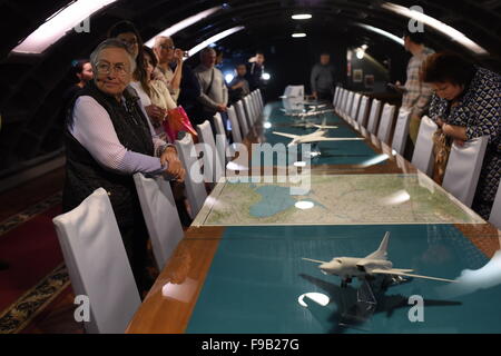 Mosca, Russia. 15 Dic, 2015. La gente visita una sala conferenze all'interno del contro-nucleare museo sotterraneo, rifugio "Bunker-42', a Mosca, in Russia, 15 dicembre 2015. Un vero e proprio contatore della metropolitana-rifugio nucleare per un alto militare sovietico il comando è stato rifatto in un museo della guerra fredda. Il contatore della metropolitana-rifugio nucleare è stata progettata con la capacità di fornire un mese di indipendenti e isolati per la vita dei rifugiati, con un controllo completo su URSS " forze armate, comprese armi nucleari. © Evgeny Sinitsyn/Xinhua/Alamy Live News Foto Stock