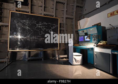 Mosca. 15 Dic, 2015. Foto scattata a Dic. 15, 2015 mostra un modello di command center all'interno del contro-nucleare museo sotterraneo, rifugio "Bunker-42', a Mosca, in Russia. Un vero e proprio contatore della metropolitana-rifugio nucleare per un alto militare sovietico il comando è stato rifatto in un museo della guerra fredda. Il contatore della metropolitana-rifugio nucleare è stata progettata con la capacità di fornire un mese di indipendenti e isolati per la vita dei rifugiati, con un controllo completo su URSS " forze armate, comprese armi nucleari. © Evgeny Sinitsyn/Xinhua/Alamy Live News Foto Stock