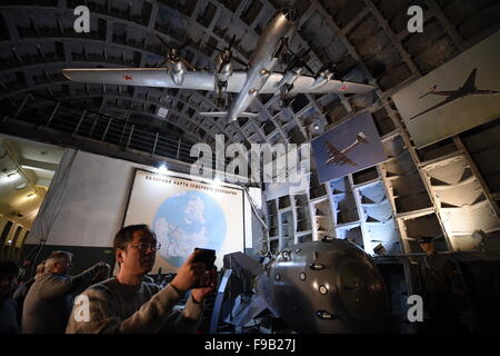 Mosca, Russia. 15 Dic, 2015. I visitatori di scattare foto di modelli di bombe nucleari all'interno del contro-nucleare museo sotterraneo, rifugio "Bunker-42', a Mosca, in Russia, 15 dicembre 2015. Un vero e proprio contatore della metropolitana-rifugio nucleare per un alto militare sovietico il comando è stato rifatto in un museo della guerra fredda. Il contatore della metropolitana-rifugio nucleare è stata progettata con la capacità di fornire un mese di indipendenti e isolati per la vita dei rifugiati, con un controllo completo su URSS " forze armate, comprese armi nucleari. © Evgeny Sinitsyn/Xinhua/Alamy Live News Foto Stock