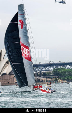 15.12.2015. Sydney, Australia. 2015 la convenzione SOLAS Big Boat Challenge. Yacht Supermaxi Avena selvatica XI skipper di Mark Richards attraversa la linea del traguardo durante la convenzione SOLAS Big Boat Challenge sul Porto di Sydney, Sydney, Australia. Wild Oats XI ha vinto la linea onori nella convenzione SOLAS Big Boat Challenge 2015 sopra di noi maxi yacht Rambler e perpetua leale. Foto Stock