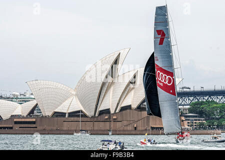 15.12.2015. Sydney, Australia. 2015 la convenzione SOLAS Big Boat Challenge. Yacht Supermaxi Avena selvatica XI skipper di Mark Richards attraversa la linea del traguardo durante la convenzione SOLAS Big Boat Challenge sul Porto di Sydney, Sydney, Australia. Wild Oats XI ha vinto la linea onori nella convenzione SOLAS Big Boat Challenge 2015 sopra di noi maxi yacht Rambler e perpetua leale. Foto Stock